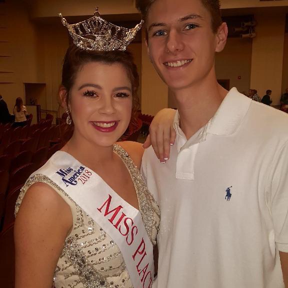 Tan always supporting Bell as she won her first Miss America title (2018)