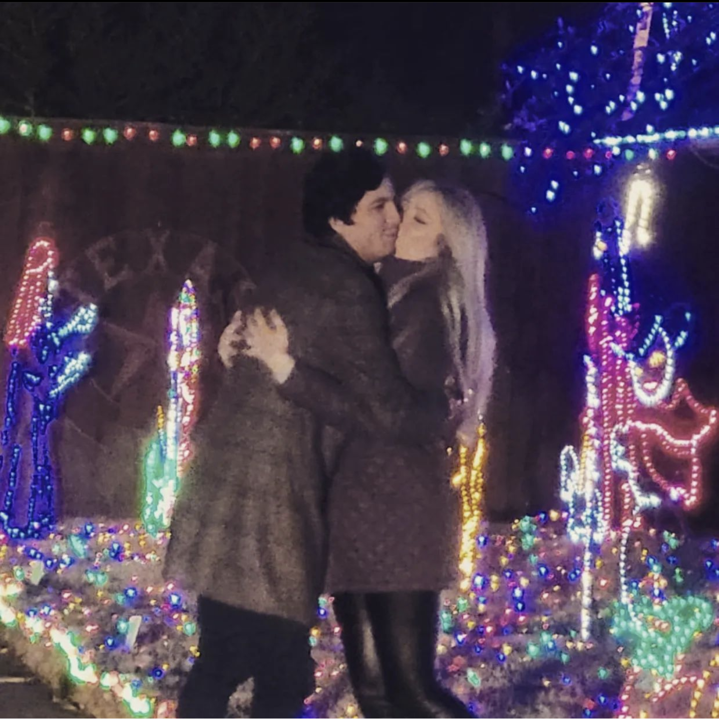 We return to this house every year, but this year would be the last year they planned to show the lights, so this would be our last time to visit it. I had no idea he planned all of this! - Regresamos a esta casa todos los años, pero este año sería el último que planeaban mostrar las luces, por lo que sería la última vez que la visitaríamos. ¡No tenía idea de que él planeó todo esto!