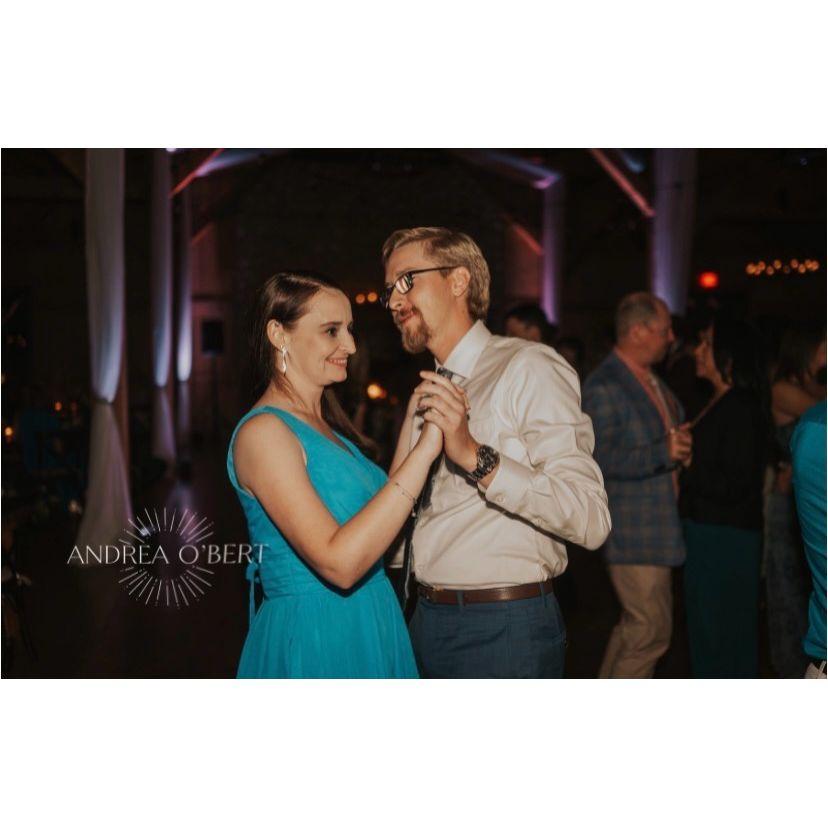 Showing off our dance moves at his sister's wedding!
*To all the single ladies, find a man that looks at you the way Jacob looks at Hannah! #swoon