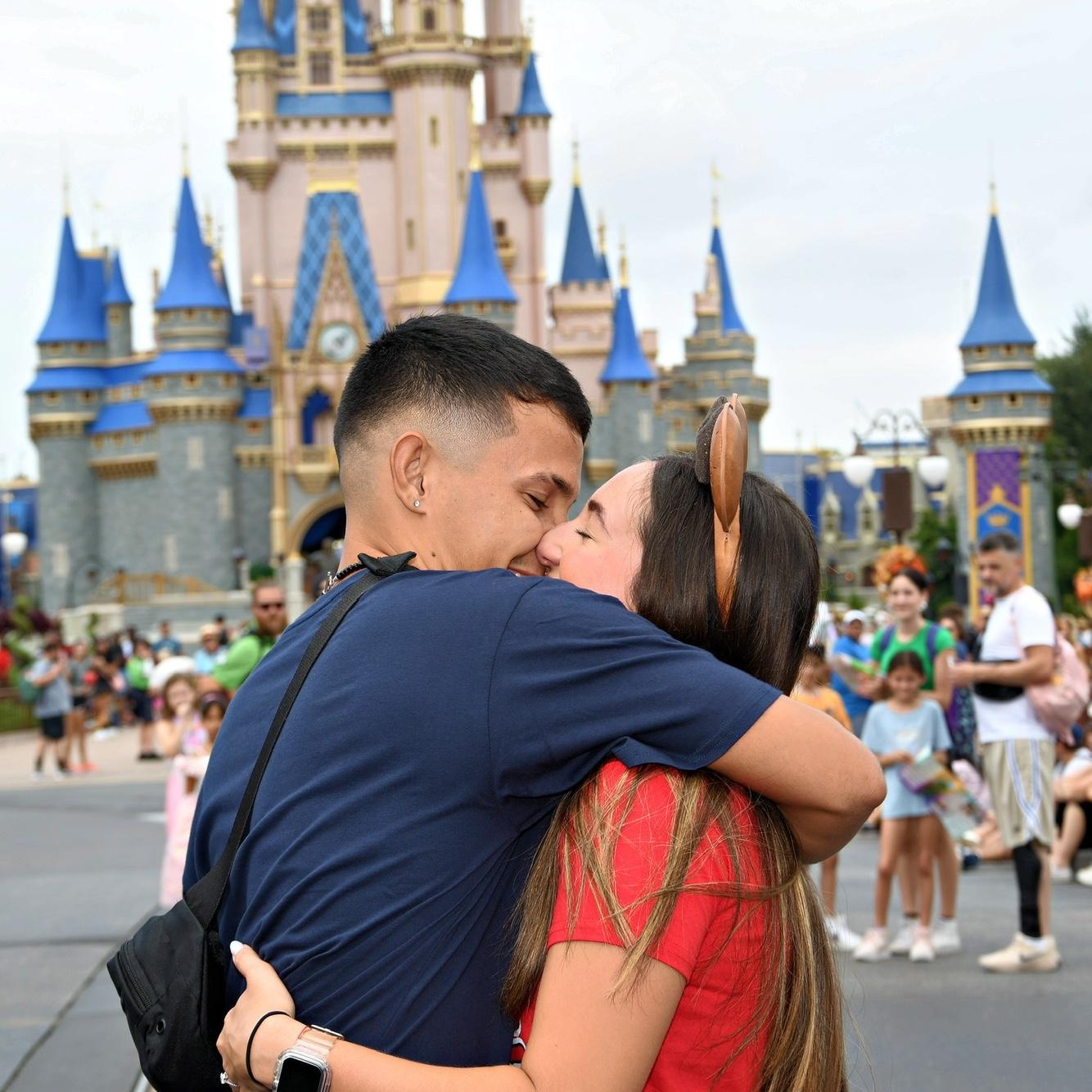 Una pareja felizmente comprometida