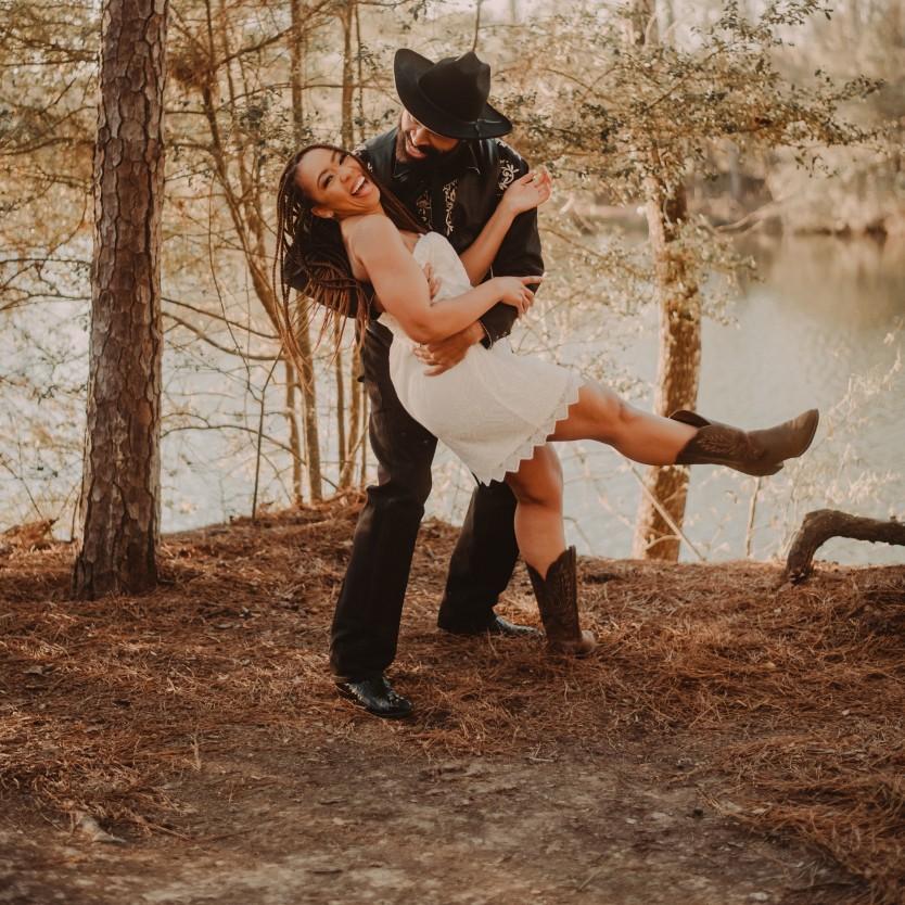 The Cowboy🤠 & his City girl.🛍 A glimpse of our engagement photo session. 2021.