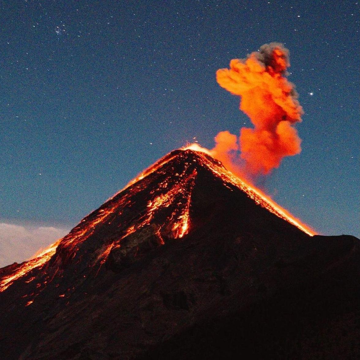 Volcan de Fuego at night