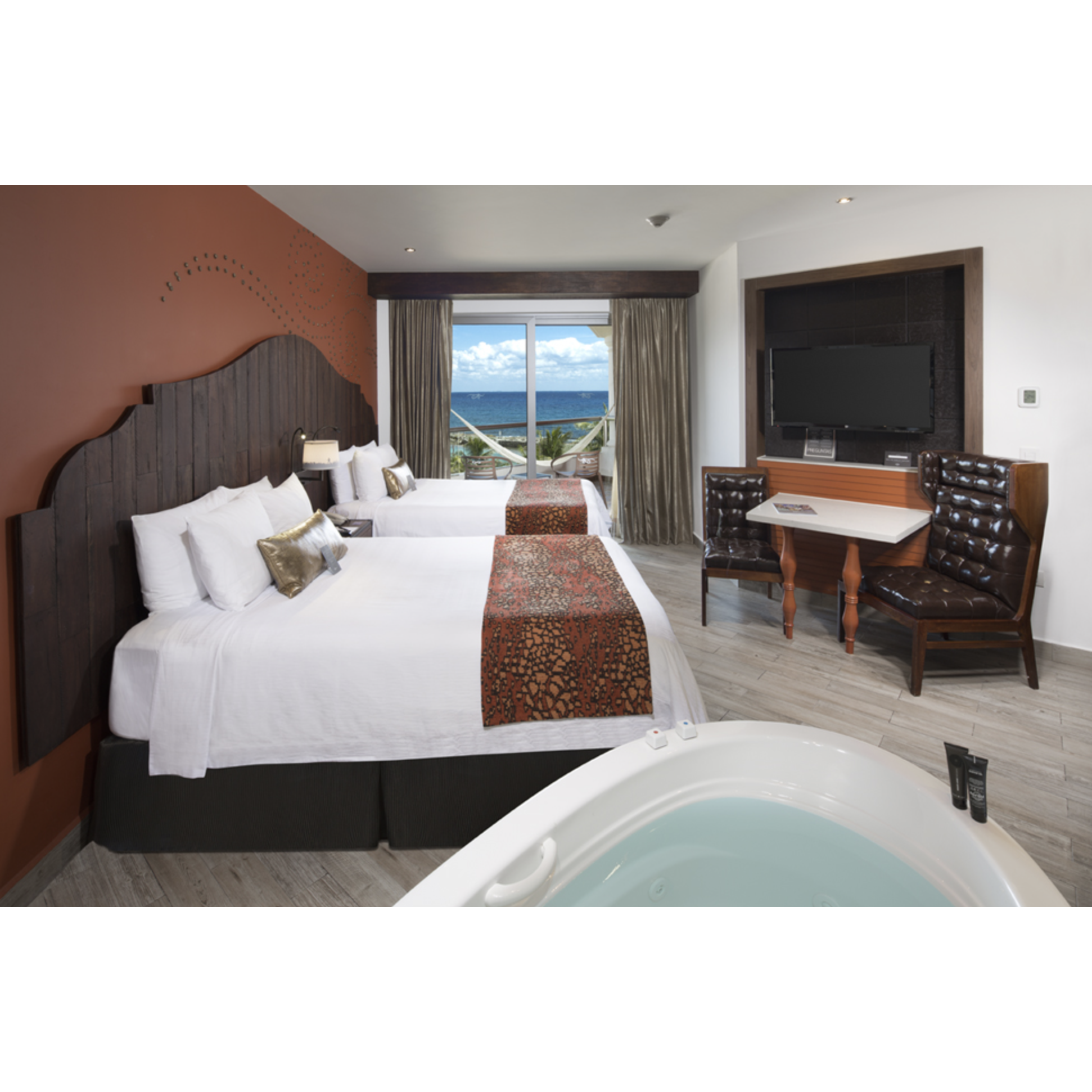Hacienda Deluxe Platinum Double
(Partial Ocean View)