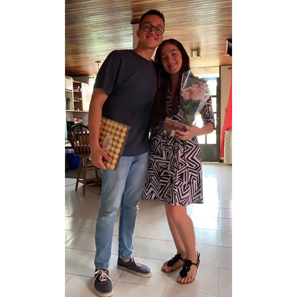 Nuestro primer San Valentín ... Elliot se puso rojo porque me quiso sorprender pero no esperaba que le regalara tantos chocolates xD