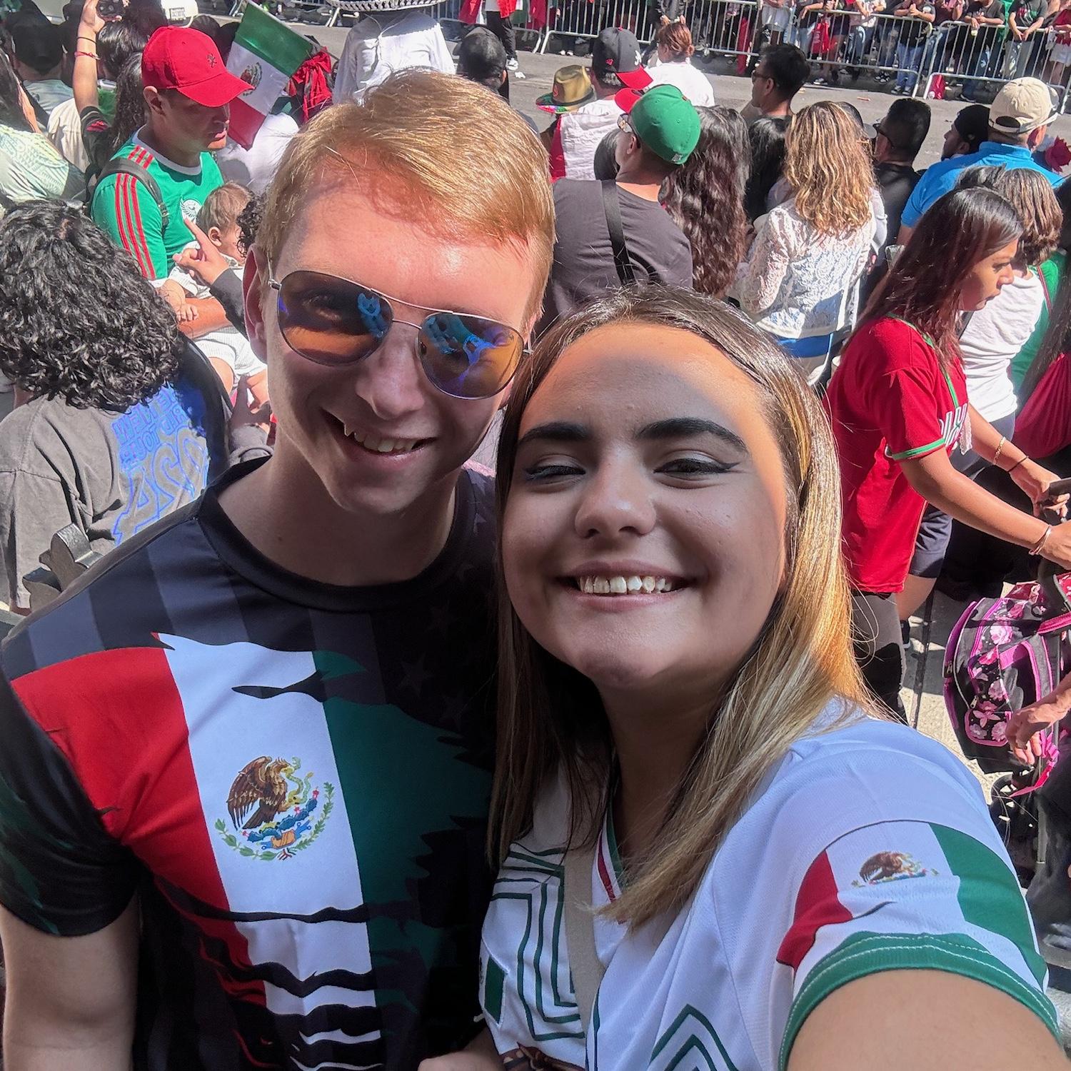 Desfile de México en Manhattan. Andrey con su playera de México y yo con el corazón llenito. 🇲🇽🥹

Love looks like this: Andrey in a Mexico shirt at a NYC parade. My heart? Full. 🇲🇽🗽❤️