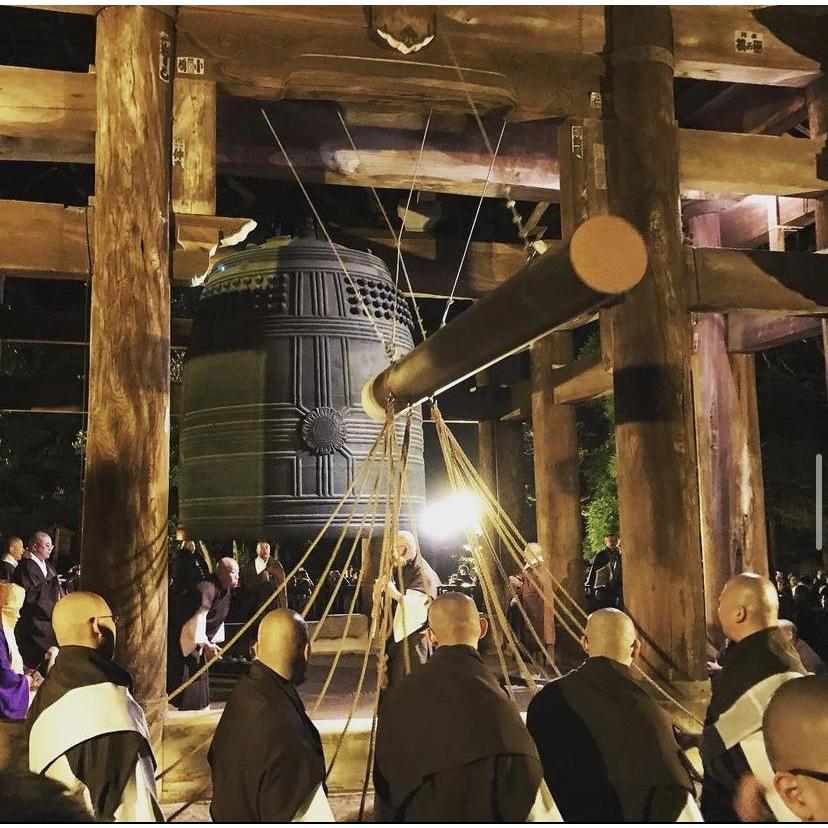 2018. 1. 1 --- 505 days
在知恩院敲響108鐘聲迎新年

在走路一整天10小時跟罰站5小時後, 在寒夜中走6公里回到民宿, 
凌晨2點多就寢, 隔天4點起床迎第一道天光, 這是瑞的style, 你知道的....