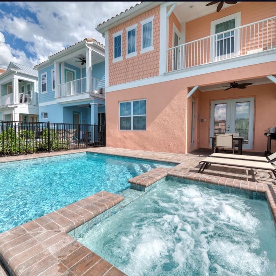 Elite Cottage Backyard