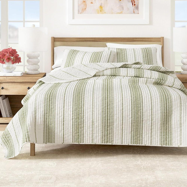 Great Bay Home King Reversible Quilt Bedding Set - All Season, Modern, Lightweight Bedspreads - White and Green Striped Coverlets (Includes 1 Quilt, 2 Pillow Shams)