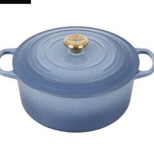 Signature Round Dutch Oven