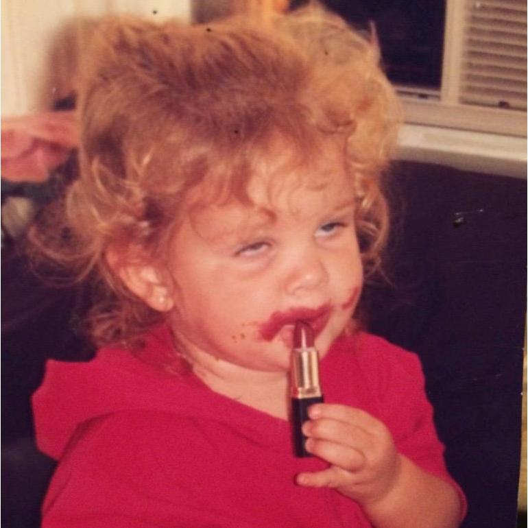 Alex still likes lipstick this much.
Todavía le gusta mucho el lápiz labial.