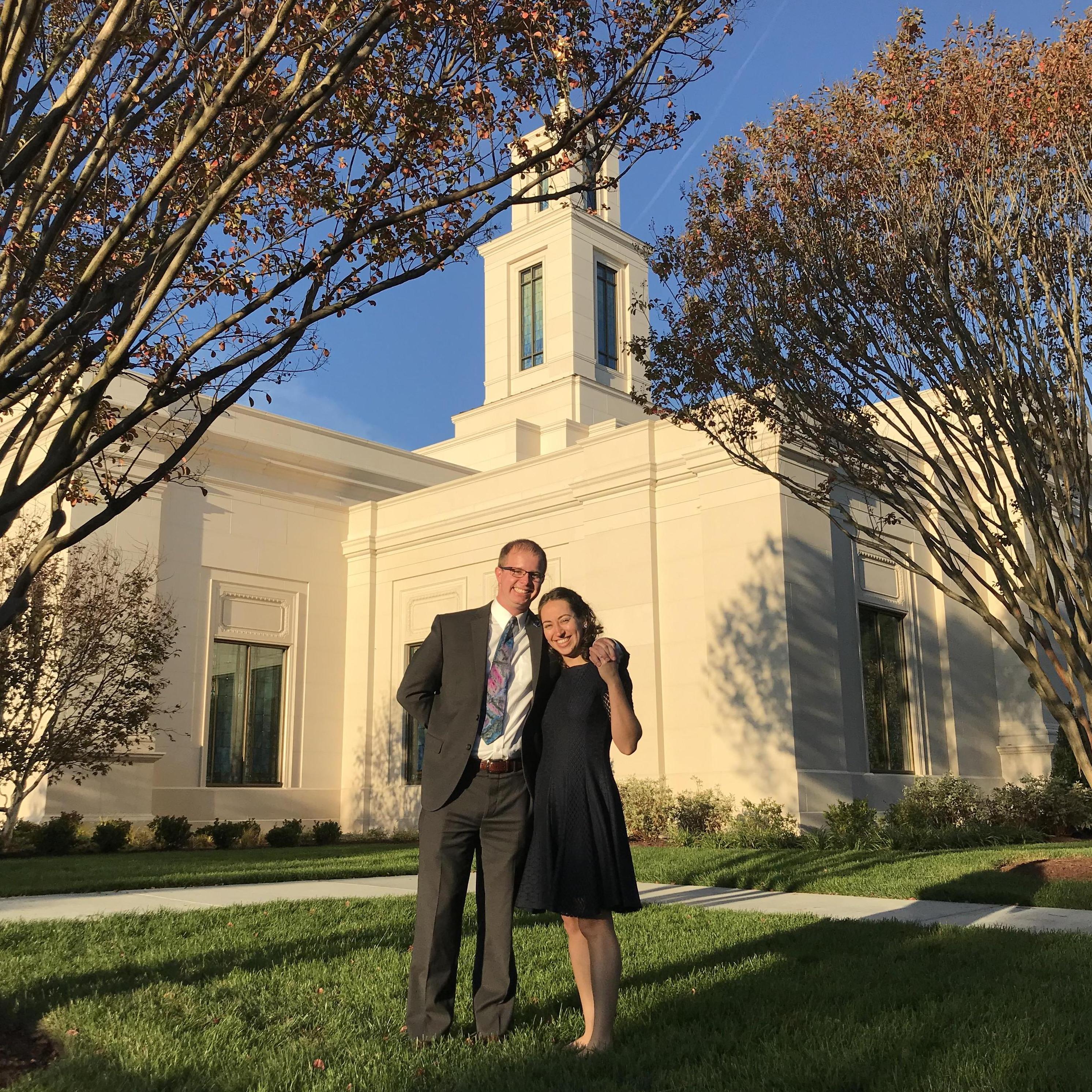 Raleigh Temple after proposal. Happy as worms. / Raleigh Temple despues de la proposicion. Felices como lombrices.