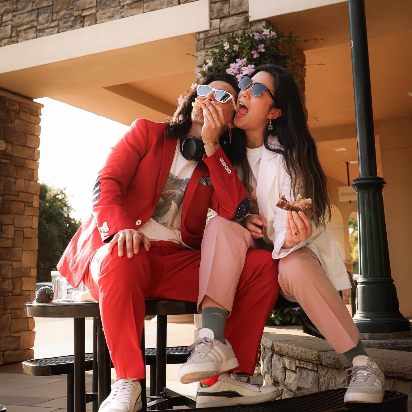 Thoughts: "do we look like foodie influencers?" We spoke with the owner to get their consent to take photos in front of their establishment. We ordered 2 large pizzas, a salad, and garlic bread.
