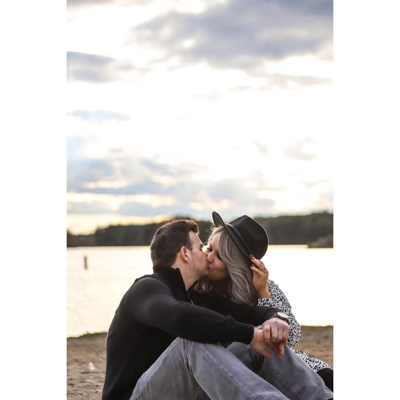 Sunset smooches!
