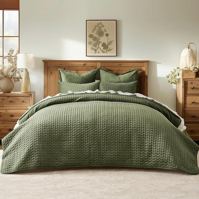EVERGRACE Luxury Velvet Quilt Set King Size 3 Piece, Soft Oversized Cross-Stitch Velvet Comforter Set with Pillow Shams, Lightweight Velvet Coverlet Bedspread Bedding Set for All Seasons, Loden Green