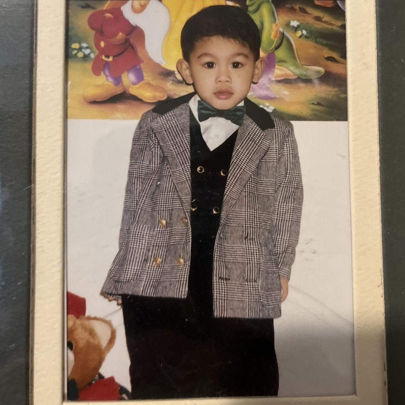 Andre in front of the 7 dwarfs