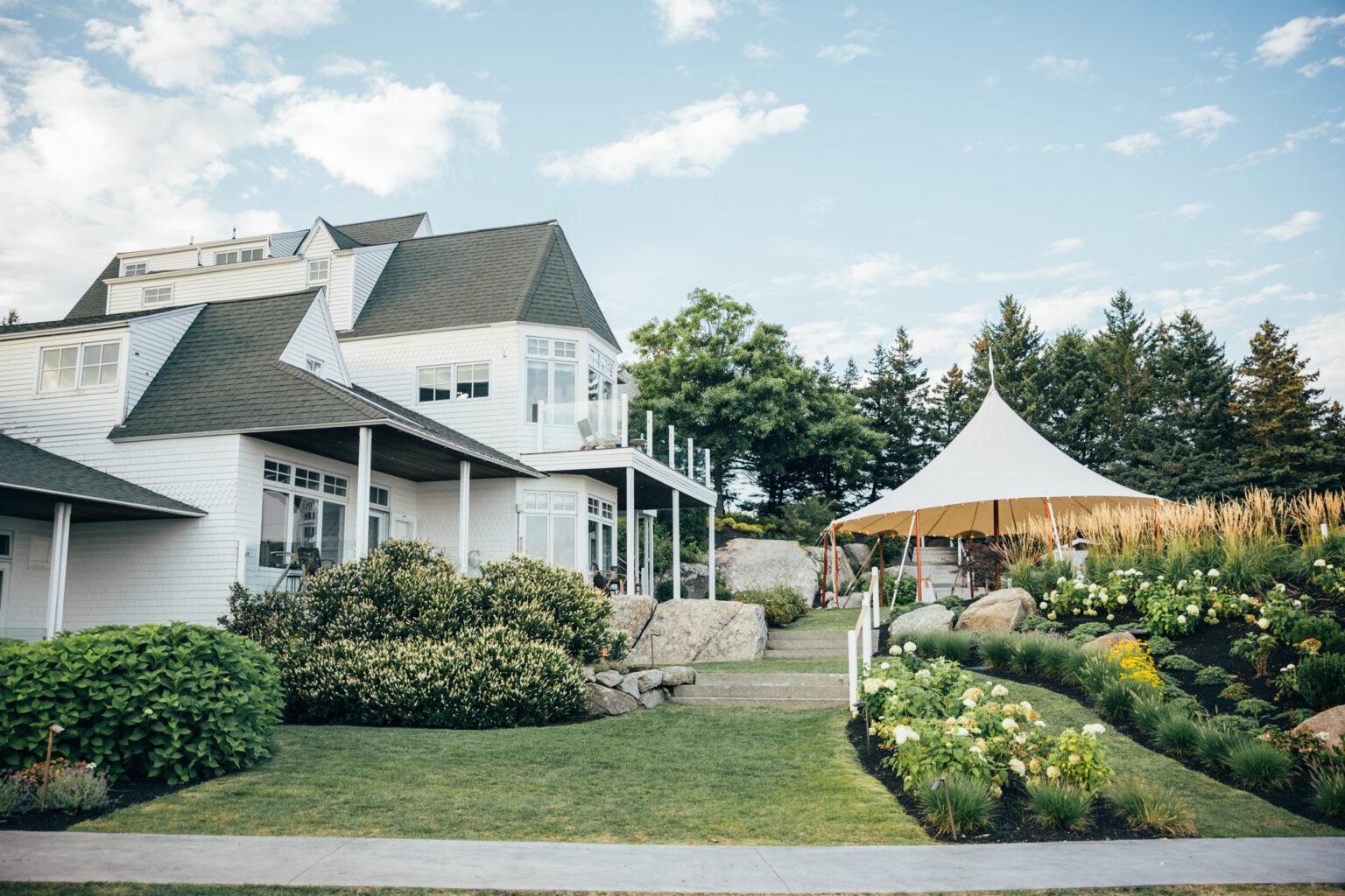 The Wedding Website of Stef Hartford and Tuan Nguyen