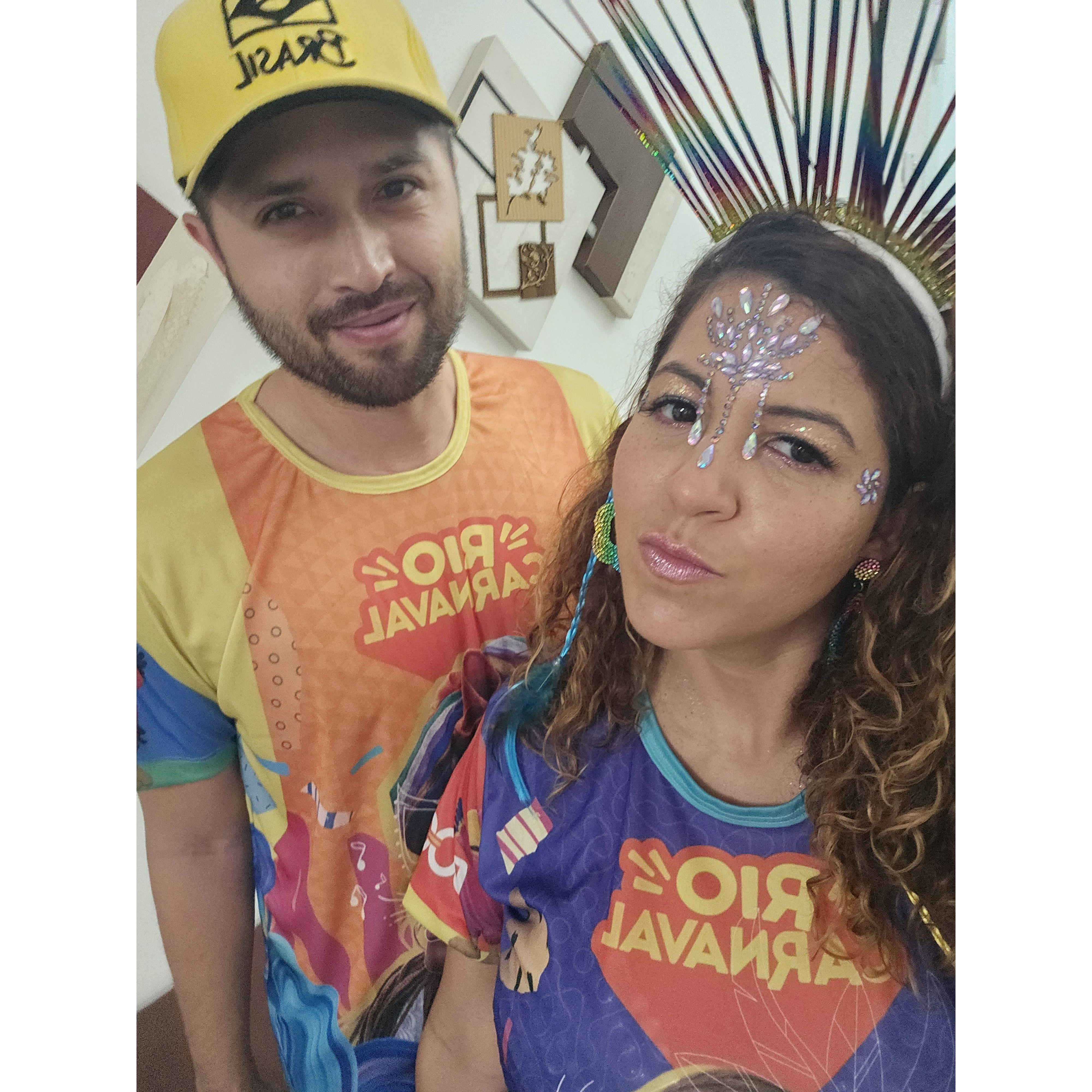 Suiting up for the Carnaval. I think we pulled it off... / Preparándonos para el Carnaval. Creo que lo logramos...