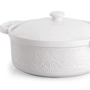 FUN ELEMENTS Casserole Dish, 2 Quart Lace Emboss Dish with Lid, Oven to Table Ceramic Round Serving Handles for Dinner and Party, Thanksgiving Christmas Gifts(Bright White)