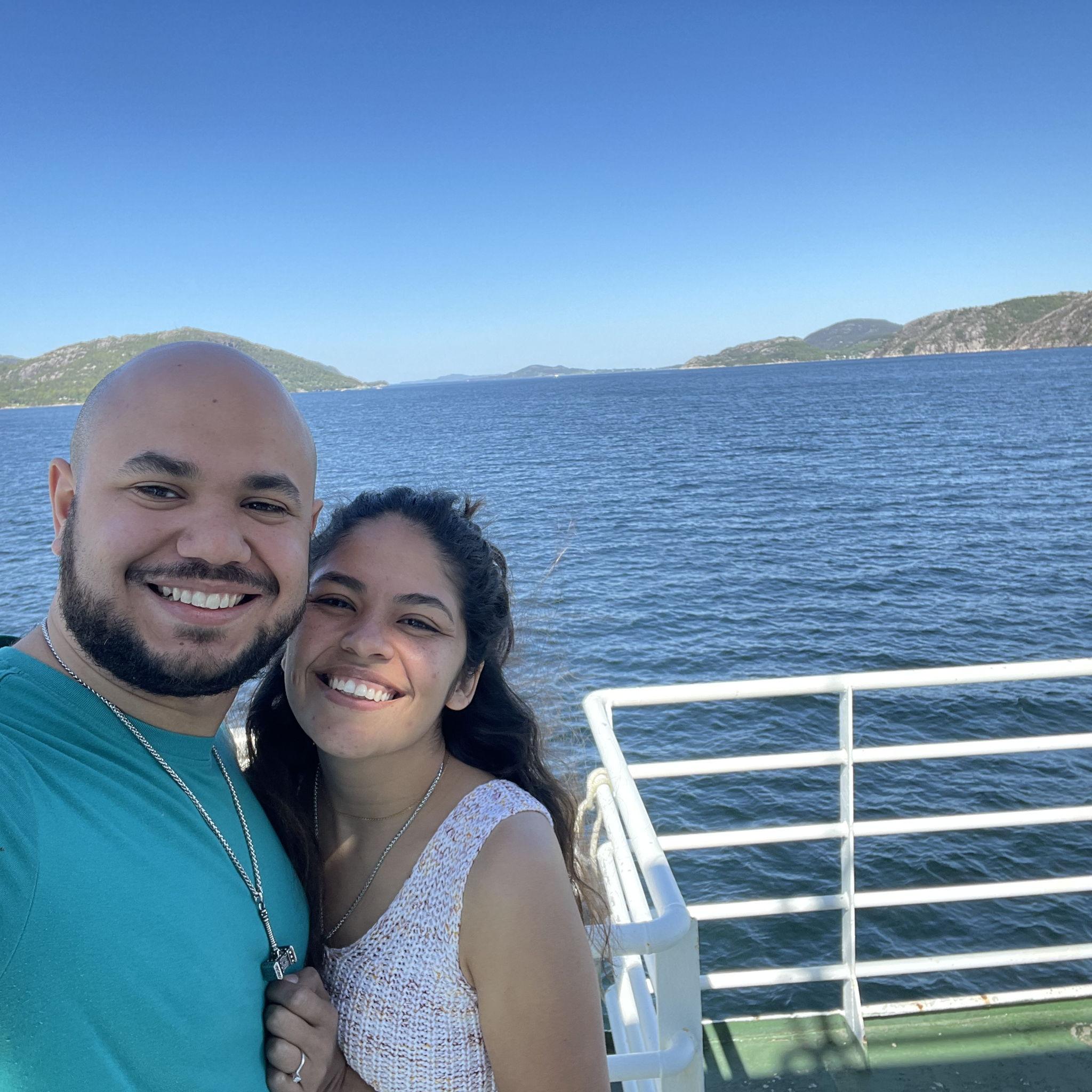 Tomando un ferry para cruzar los fjords de Noruega