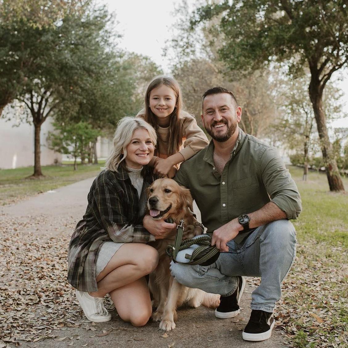 The whole family.
Casey, Iylah, Charlie and Wren the Golden.