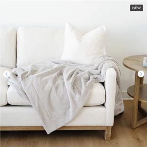 Saranoni Lush throw blanket - Color: Feather