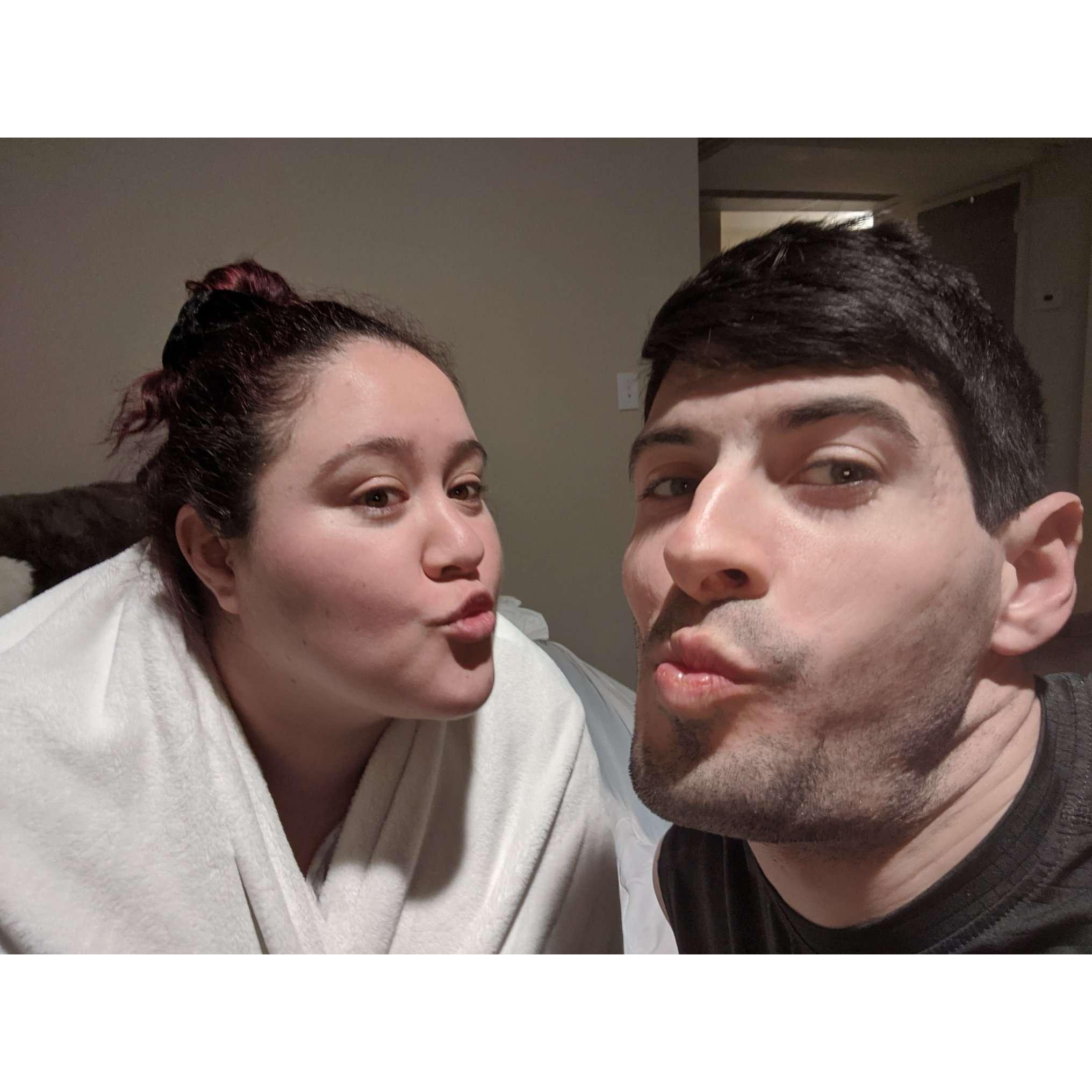 Enjoying life and goofing around in a new apartment! - Disfrutando de la vida y un nuevo apartamento juntos!