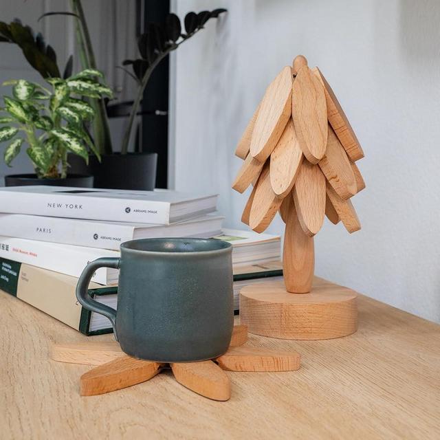 Wood Coasters Set, Decorative Tree Holder with 4 Pieces Coasters (Leaves) for Bar, Home, Kitchen, Natural Beech Wood Home Decor for Table Protection for Drinks, Plates, Pots, Pans