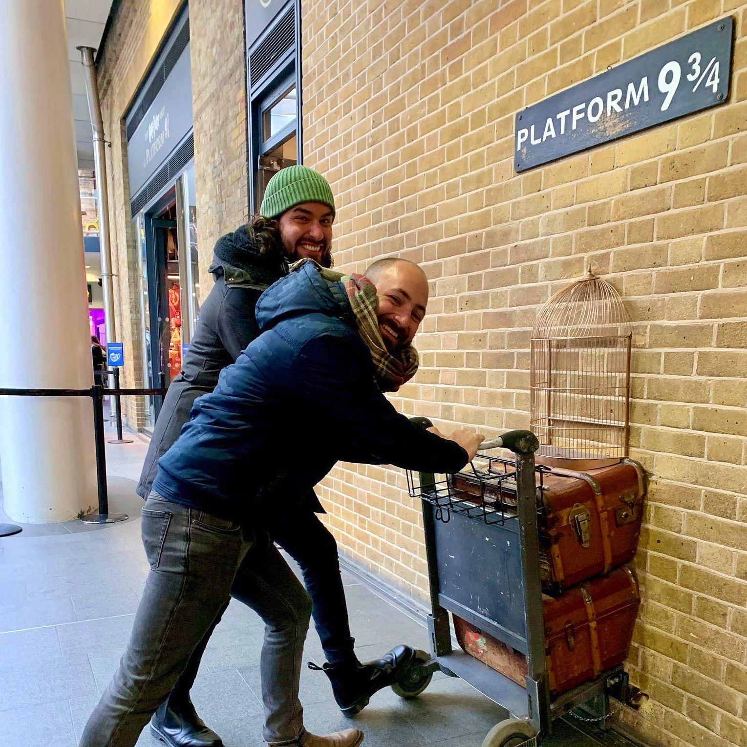 5 de diciembre de 2021. Londres, Reino Unido. Intentando coger el tren a Hogwarts que nos dejó en Cambridge y estar con el hermano de Miguel, Lucas, y su novio, Ángel, y sus primas Paloma y Paula.