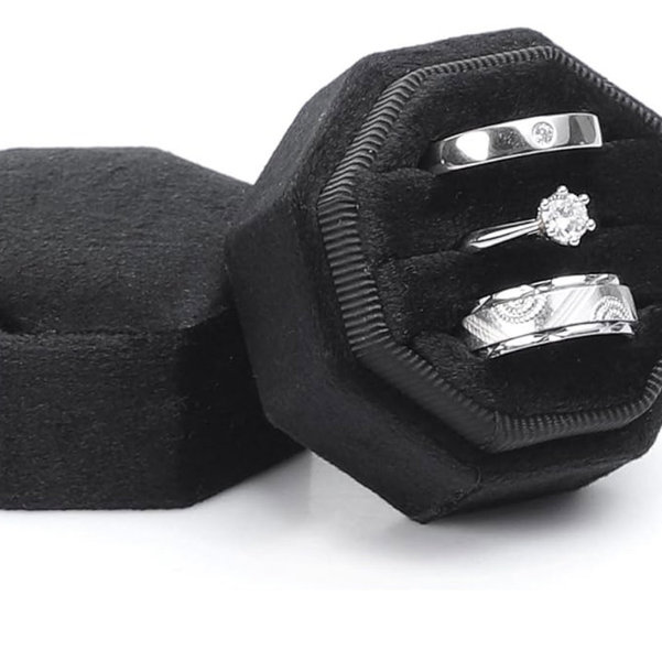 WantGor Velvet Ring Box, 3 Slots Jewelry Ring Gift Box Vintage Ring Display Holder Case for Wedding Ceremony Proposal Engagement (Black)