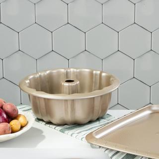 Leo Balance Nonstick Fluted Cake Pan