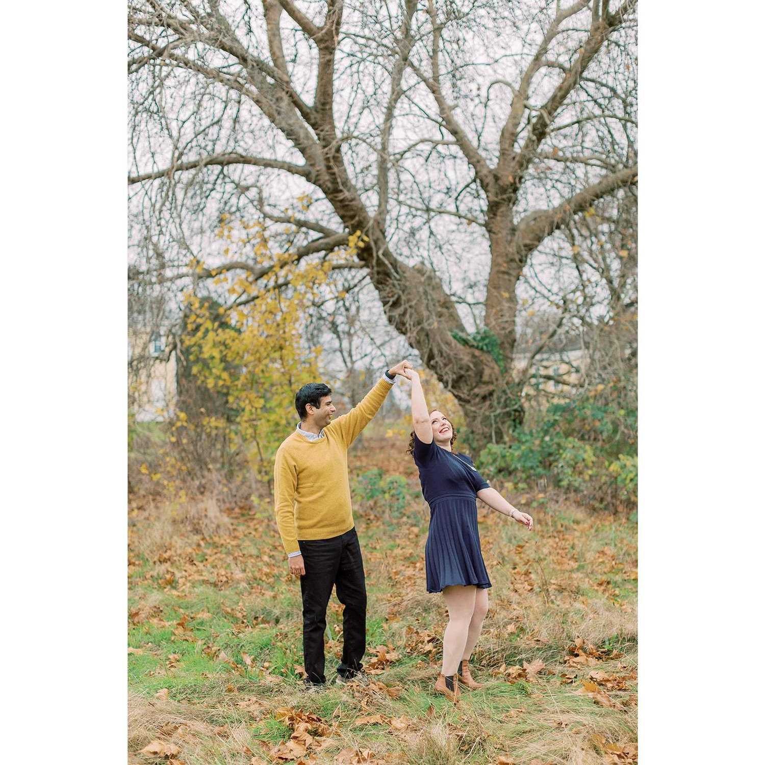 Engagement pictures in Discovery Park in Seattle, Washington. Photographer: Sarah Harris