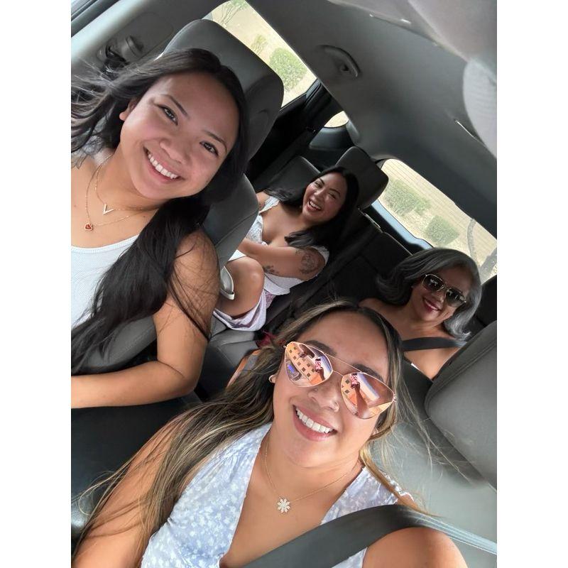 Jasmine & her sisters & mom
