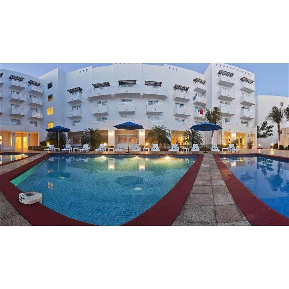 Pools at the Holiday Inn! Las albercas de Holiday Inn!