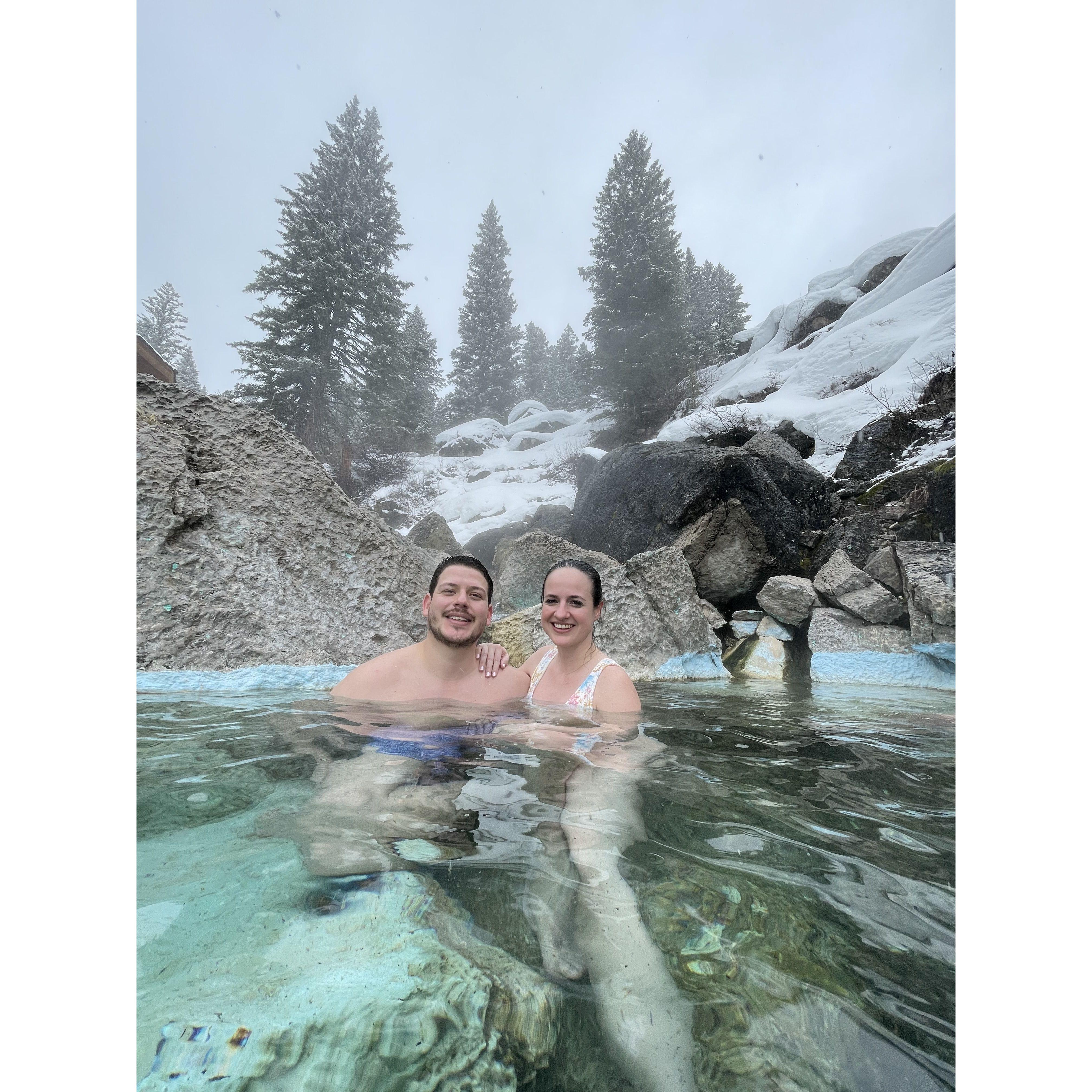 En la cima de la montaña, bajo la nieve disfrutando de las aguas termales 