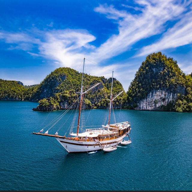 Live aboard boat in Raja Ampat Indonesia for Honeymoon