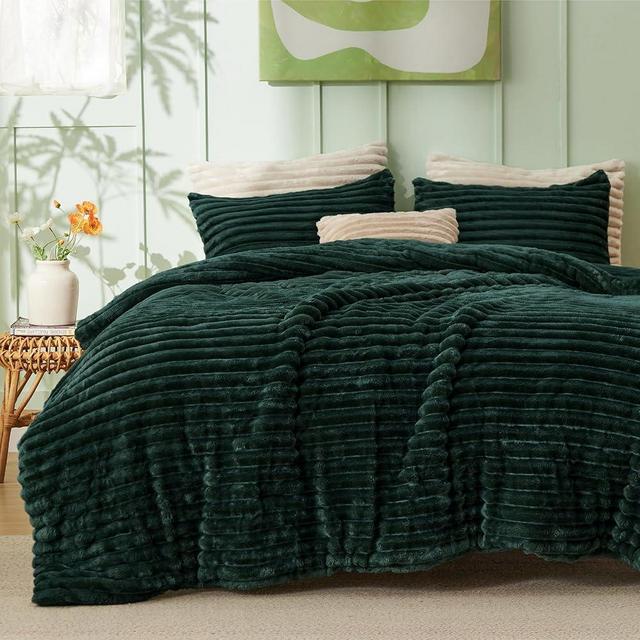 Bedsure Fluffy Comforter Set King Size - Super Soft Faux Fur Bed Set Emerald, All Seasons Warm Plush Fleece Bedding, 3 Pieces, 1 Shaggy Fuzzy King Comforter with 2 Pillowcases