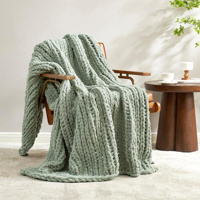 Amélie Home Chunky Knit Blanket Throw, Thick Soft Yarn Chunky Throw 40x50, Handmade Chenille Cable Knitted Crochet Throw Blanket, Warm Rope Knot Blanket for Couch Bed Sofa, Sage Green.