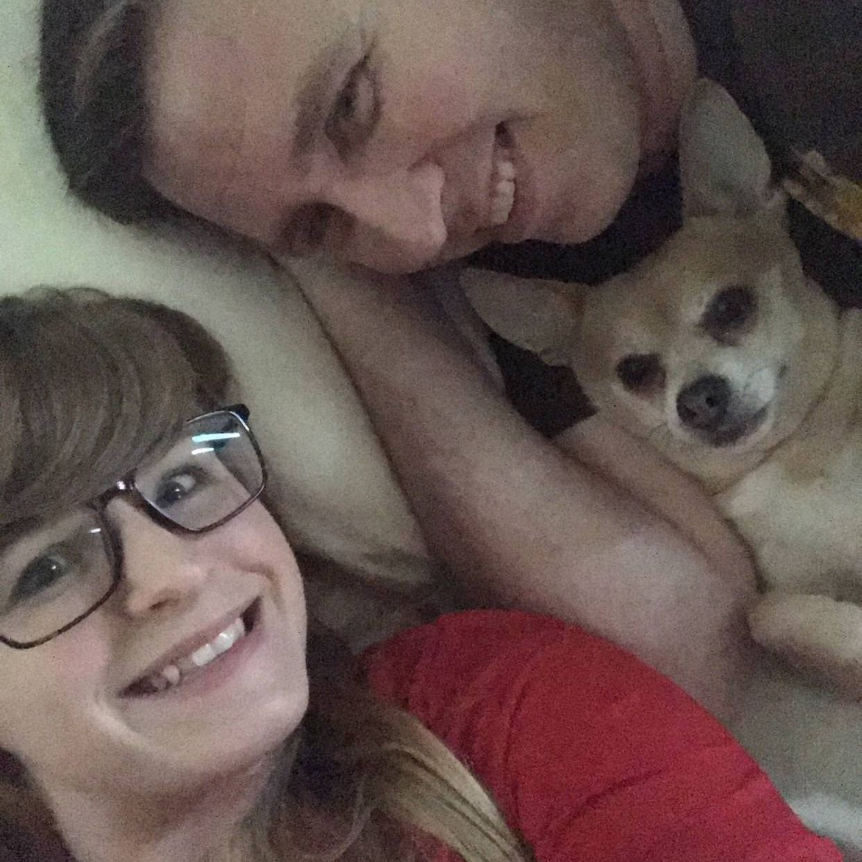 Awww a family photo.
Holy Hannah, look at those bangs