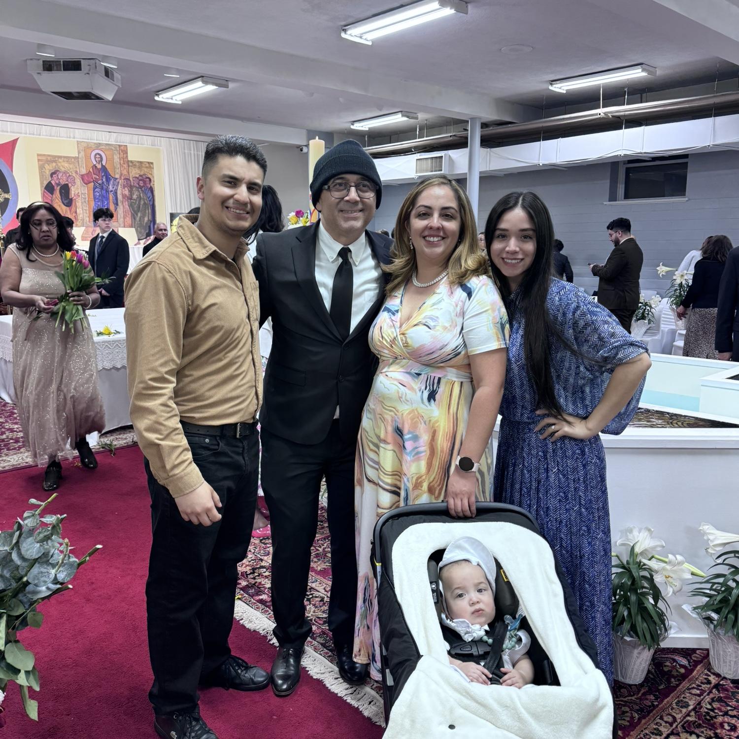 Bautizo de Juan Pablo Montiel (Sobrino). Abril 2026

Con Eddy Jr (el primer hermano de Bismark, y su esposa Ana Maria).