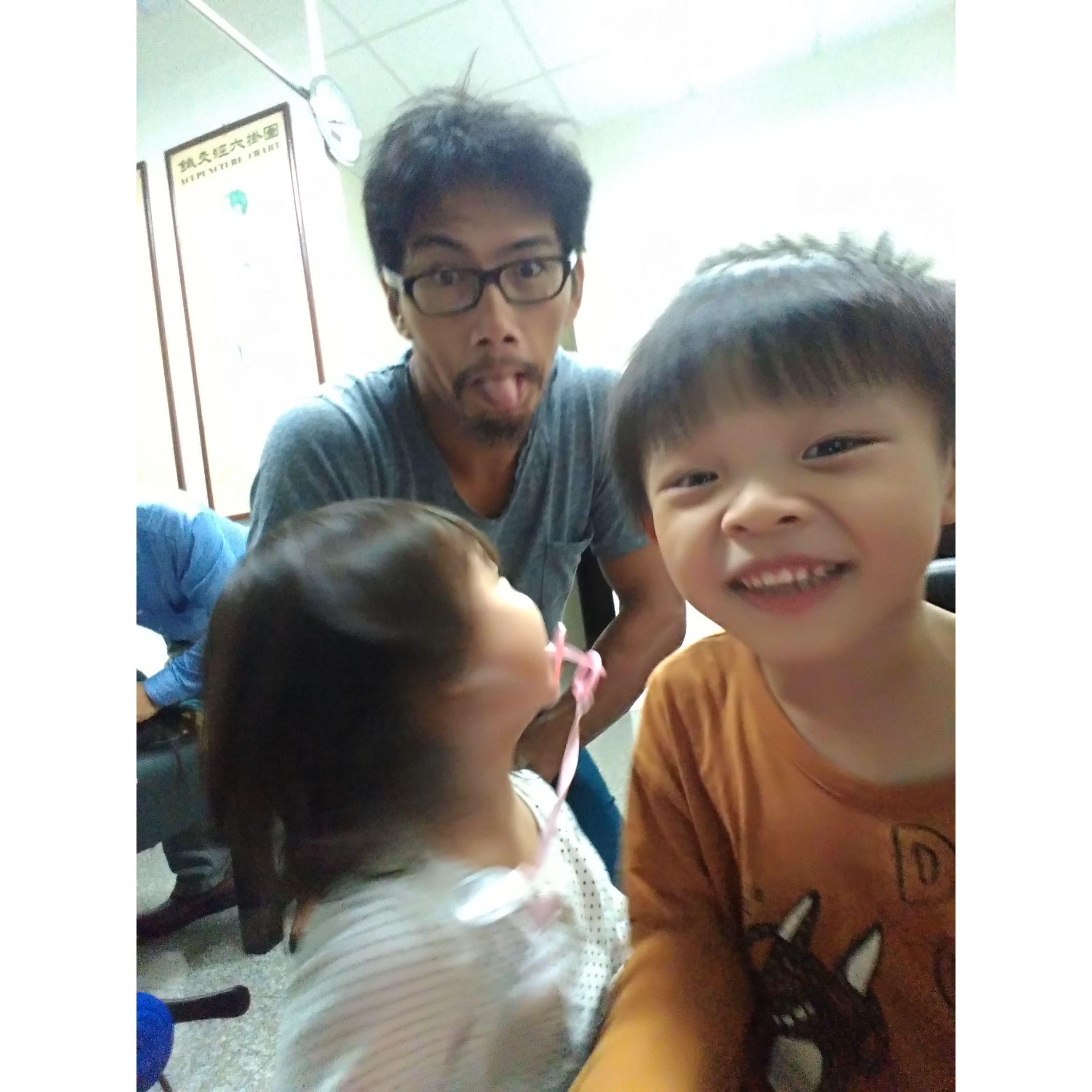 感謝竹東許好強師傅幫清文按摩，許師傅弟弟的兩個可愛小孩陪小花玩！