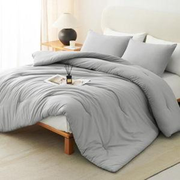 CozyLux Light Grey Queen Comforter Set, 3 Pieces Light Gray Solid Breathable Quilted Bedding Sets, Luxury Soft Fluffy Bed Set with Down Alternative Comforter All Season (1 Comforter & 2 Pillowcases)