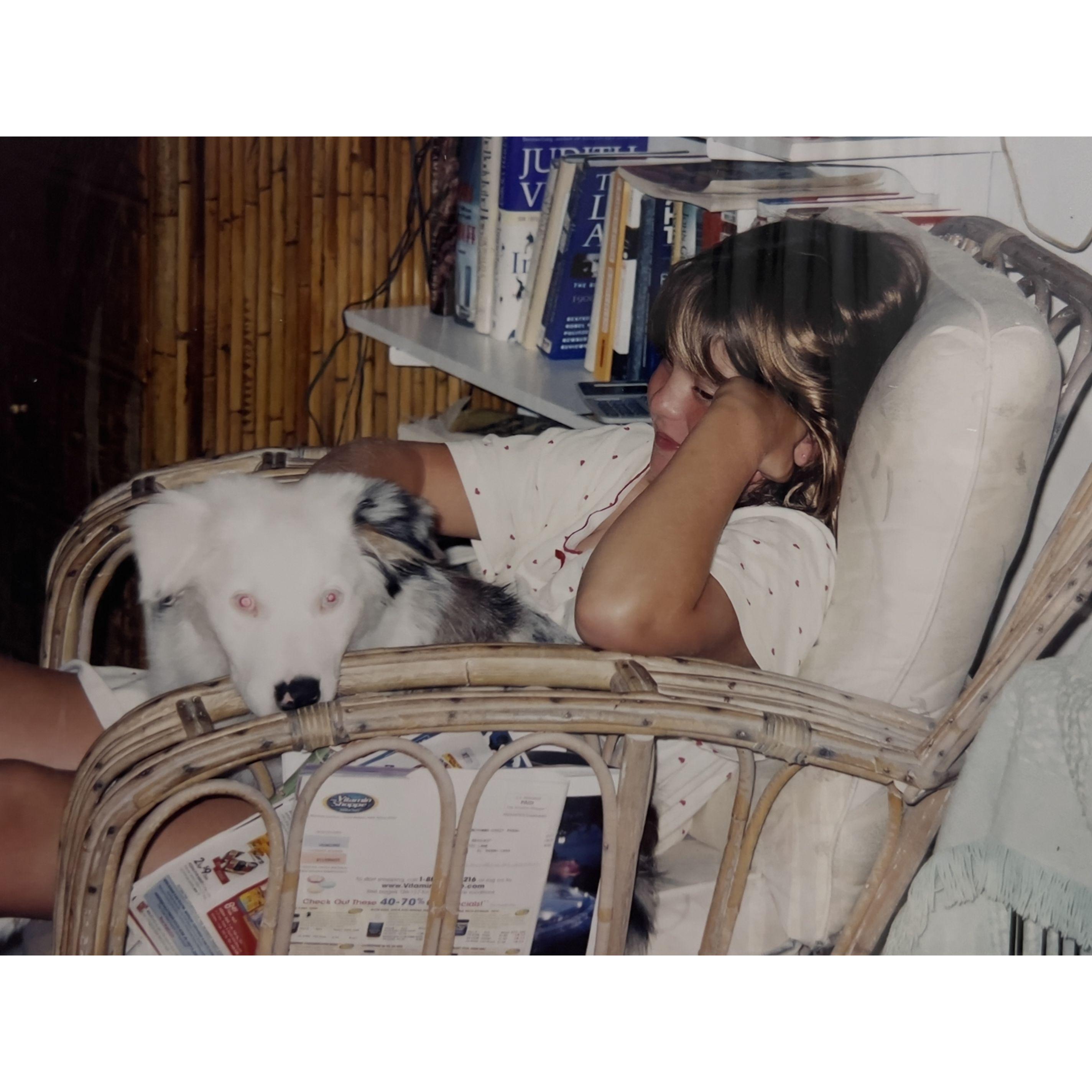 Young Jessica is sitting with Penny, Ms. Faye's dog. 어린 제시카가 할머니의 강아지 페니와 함께 앉아 있어요.