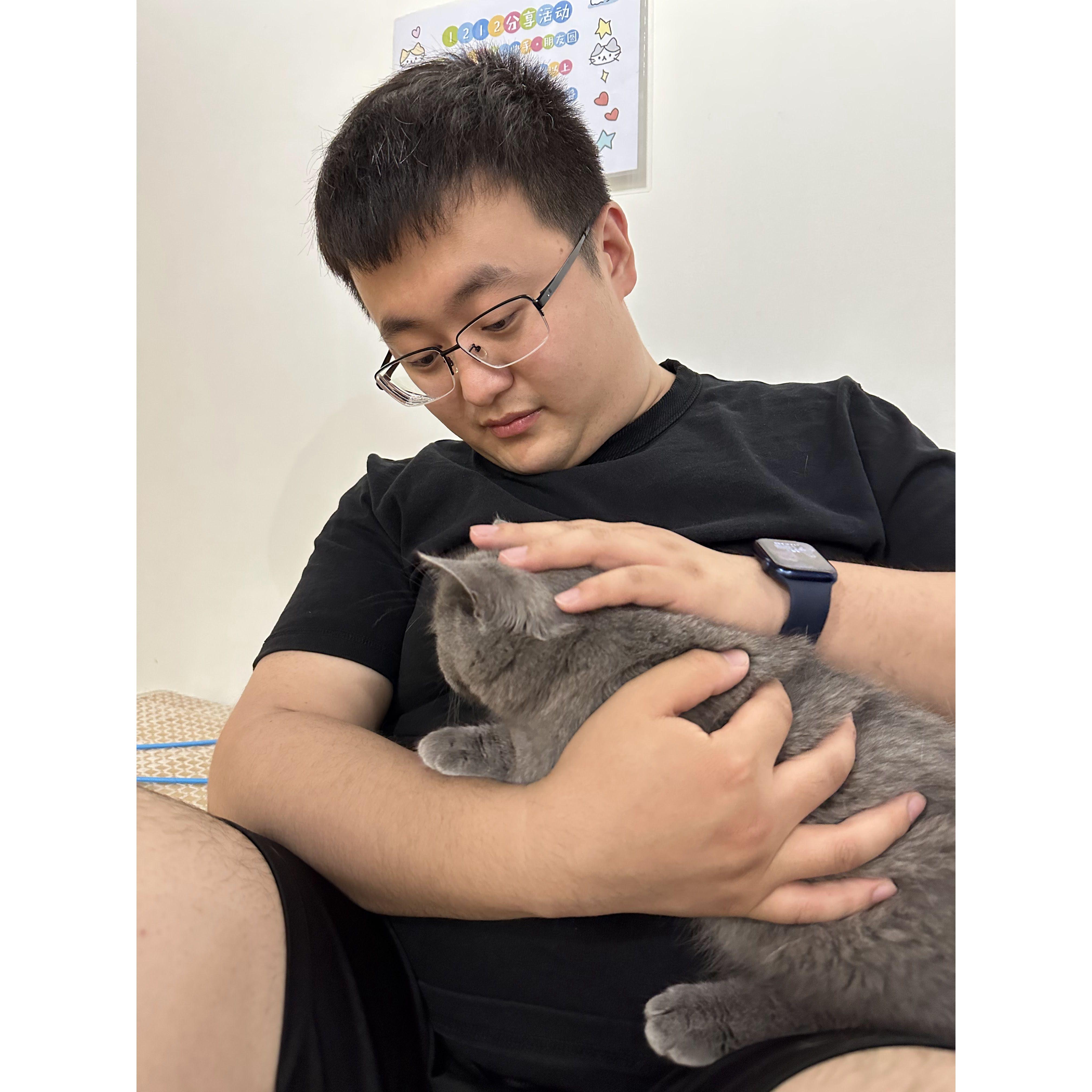 Haonan only went to this cat café because Allison really wanted to… (She missed Darwin!) but secretly he loved it. This cat was named 尿尿 😂