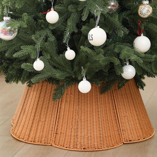 VioraWhite Woven Scallop Christmas Tree Collar, 27.95 Inch Large Rattan Christmas Tree Ring Farmhouse Rustic Base Cover Natural Woven Skirt for Xmas Home Decorations