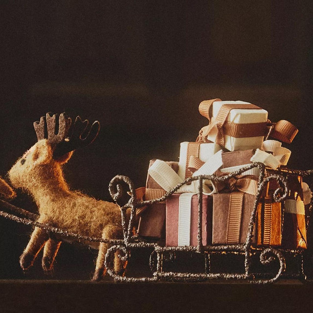 CHRISTMAS SLEIGH AND REINDEER