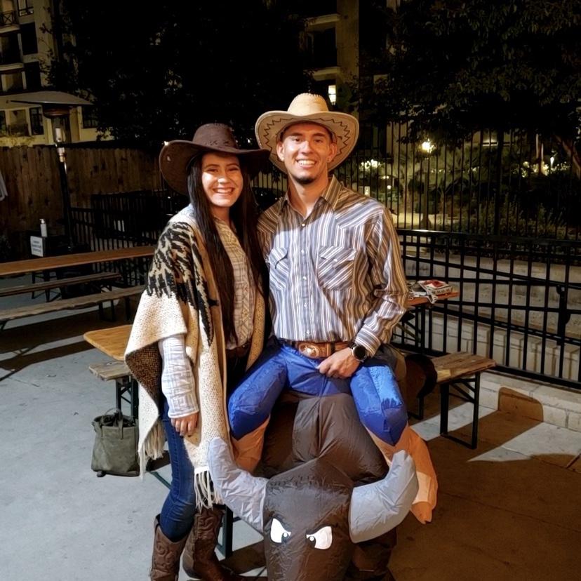 El Toro Navi con su toro y vaquera 🤠