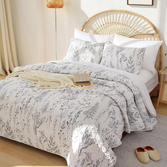 JANZAA Quilts Queen Size White Floral Bed Spread with Black Botanical Pattern Boho Queen Quilt Bedding Set Soft Lightweight Microfiber All Season (2 Pillow Cases)