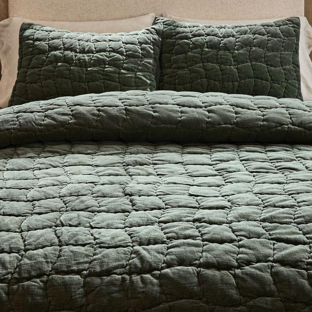 Cozy Cloud Handcrafted Quilt, Hunter, King/Cal King
