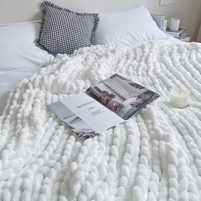 Maetoow Chenille Chunky Knit Blanket Throw （50×60 Inch）, Handmade Warm & Cozy Blanket Couch, Bed, Home Decor, Soft Breathable Fleece Banket, Christmas Thick and Giant Yarn Throws，White