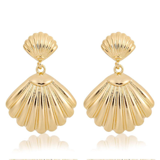 Gold Seashell Stud Earrings for Women, Vintage Conch Shell Huggie Earrings Scallop Dangle with Earring Backs Sea Life Jewelry Gift Boho Themed Summer Beach Seashore Accessories for Her